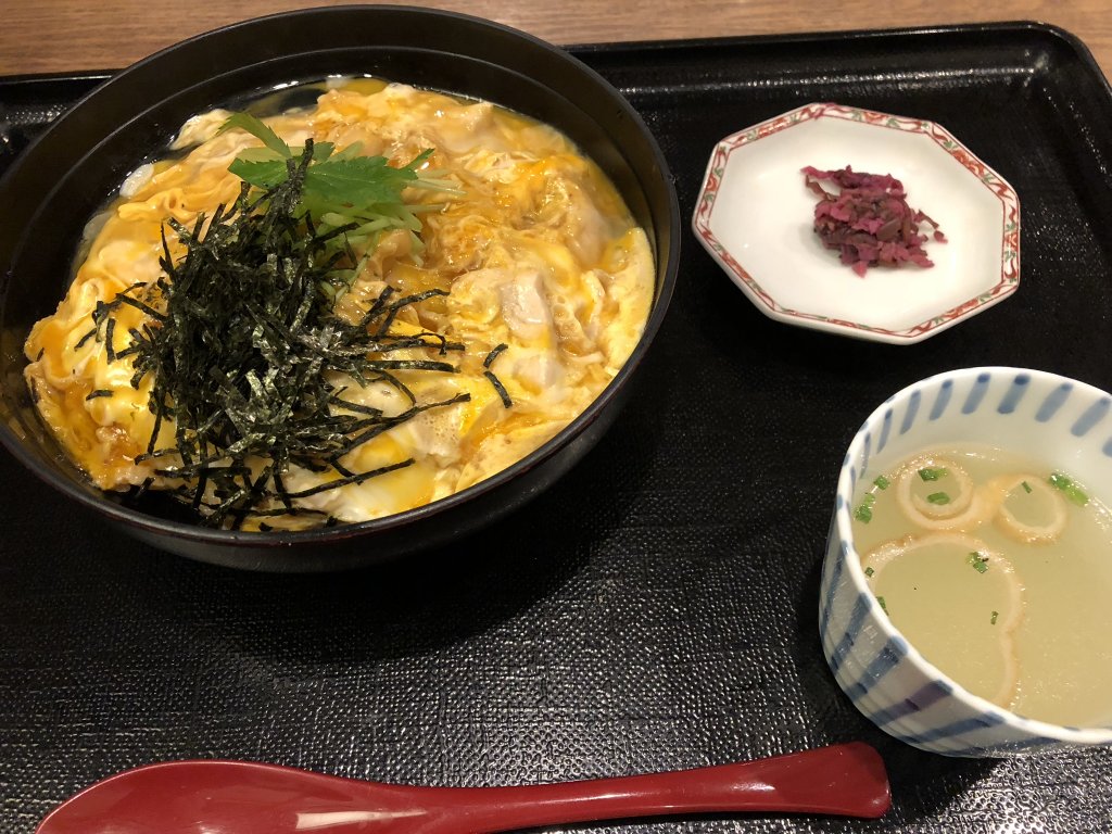 親子丼(990円)鶏スープ・お香物付き